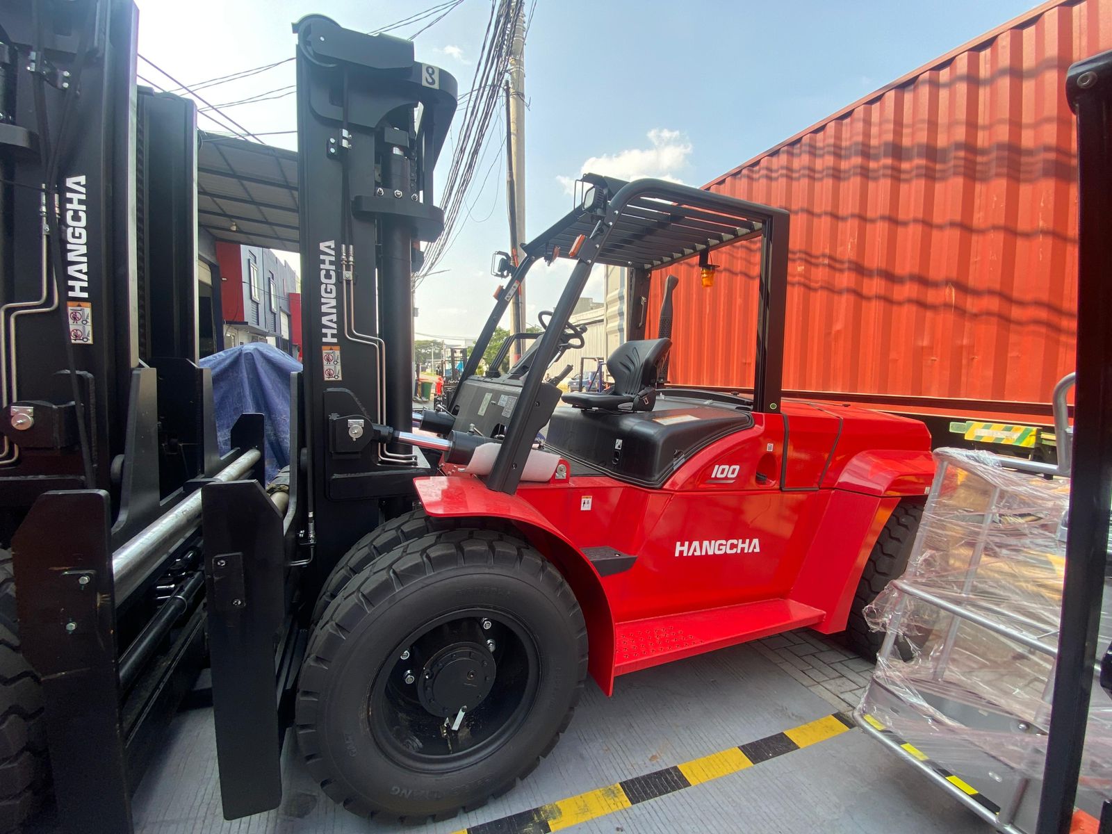Forklift Hangcha merah kapasitas besar di area kontainer