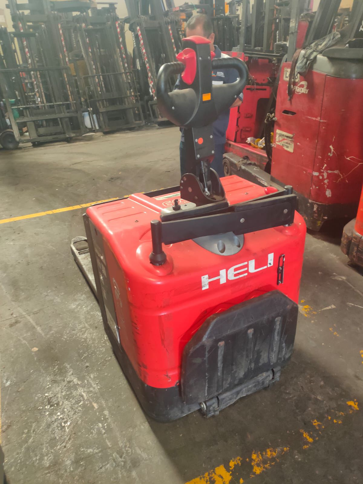 Forklift kuning indoor dengan tampilan samping