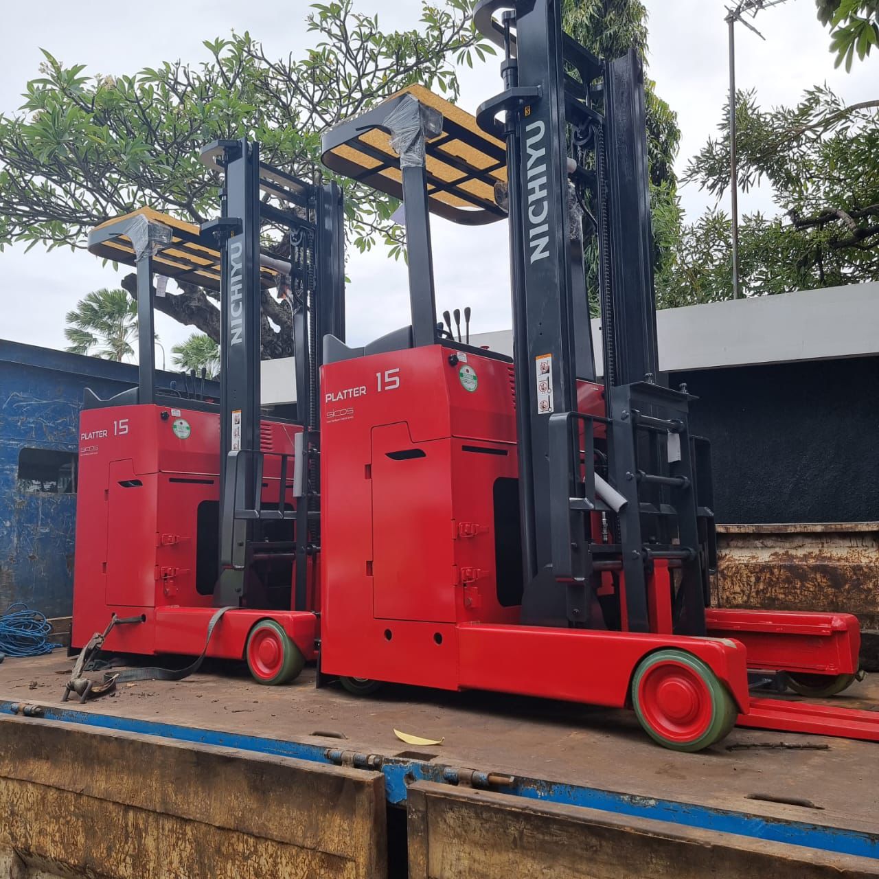 Reach truck merah tersusun rapi untuk pengiriman unit