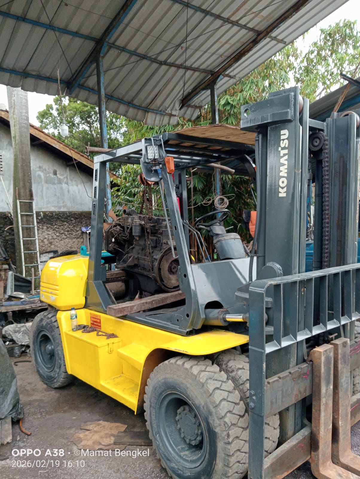 Forklift Komatsu kuning dalam area workshop service
