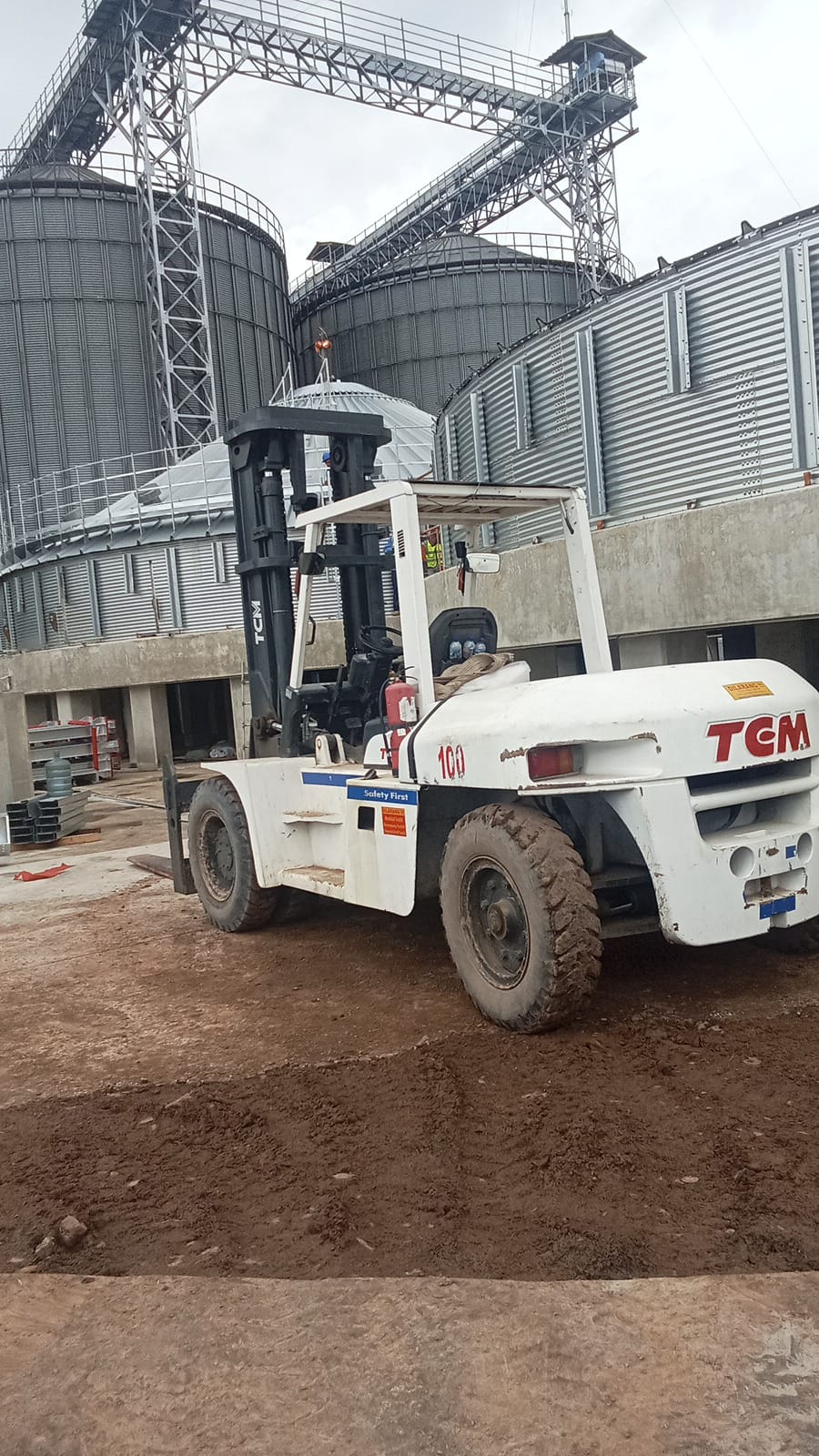 Forklift TCM putih kapasitas besar di area proyek industri
