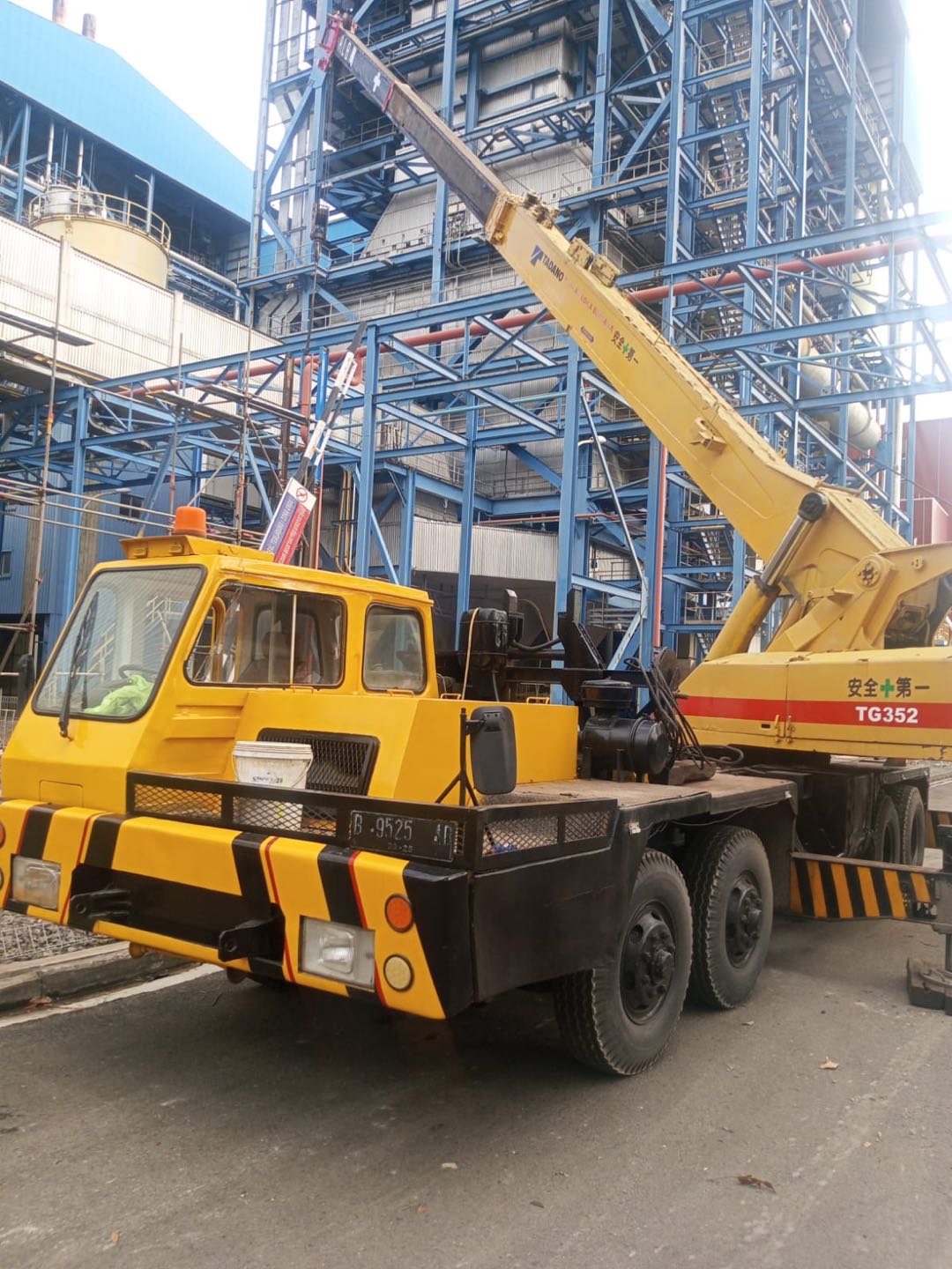 Mobile crane Tadano TG352 kuning beroperasi di area proyek pabrik