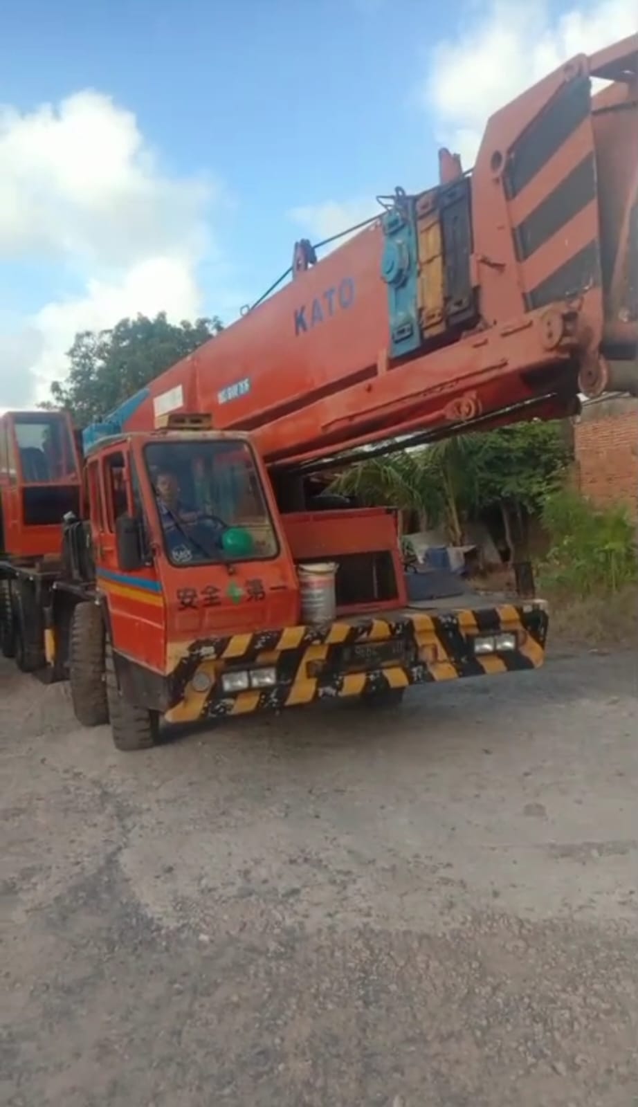 Mobile crane Kato oranye siap operasional di pool armada