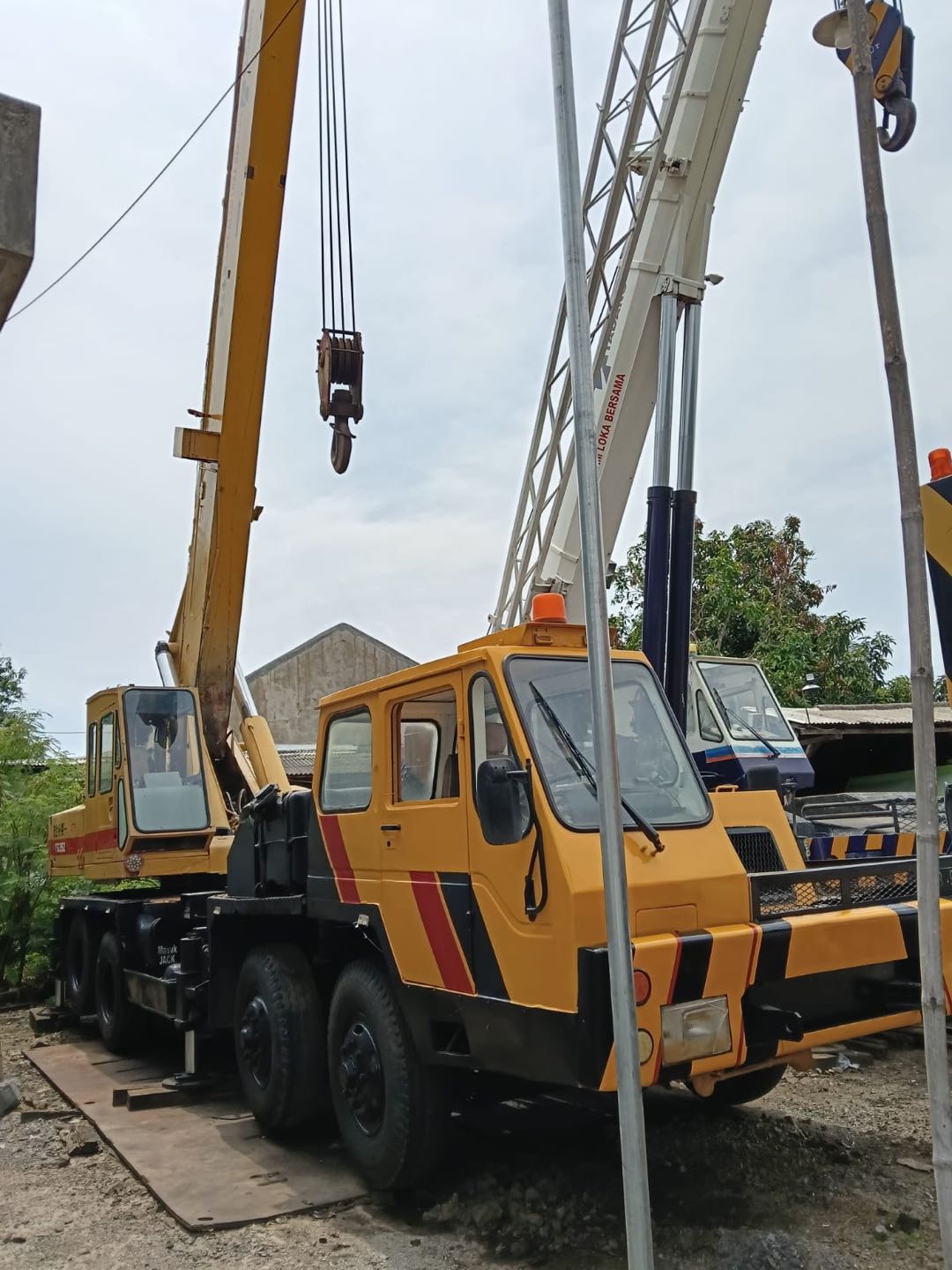 Deretan mobile crane kuning siap sewa di pool armada