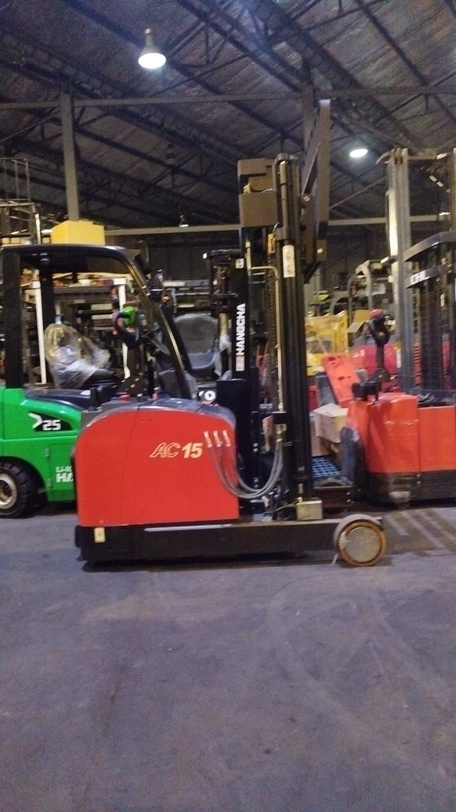 Forklift hijau dan hitam dengan sudut low angle di area outdoor