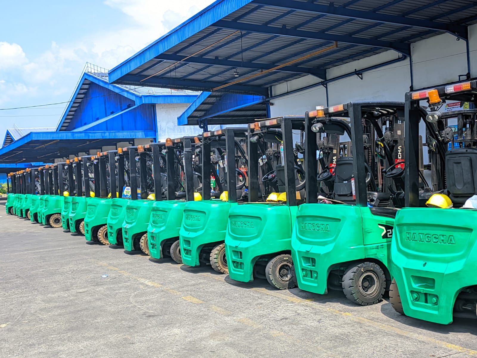 Armada forklift aktif di area warehouse